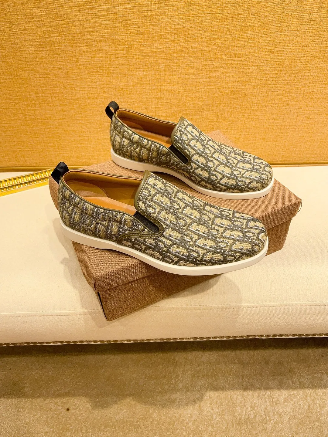 Factory price 380🔥[Dior] The latest 2024 new model is carefully crafted and set off the audience! An international brand that continues to innovate. This men's all-season casual shoe, the original version, has an all-leather upper, breathable and comfortable leather feet ➕Rubber non-slip outsole, breathable and comfortable, quality speaks for itself👄Color: two colors Size: 38-44